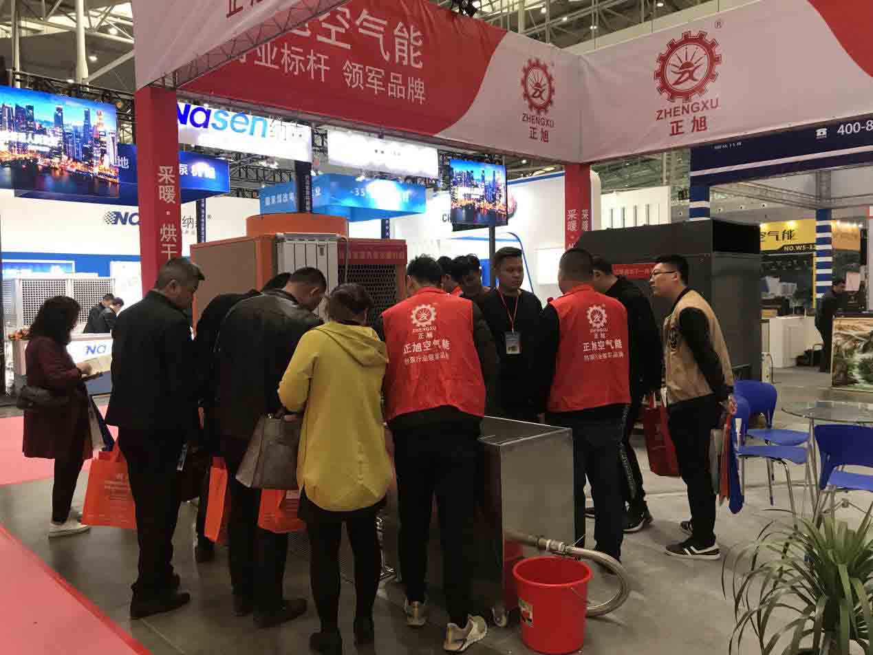 眾人觀看正旭高溫?zé)岜弥箅u蛋 眾人觀看正旭高溫?zé)岜弥箅u蛋