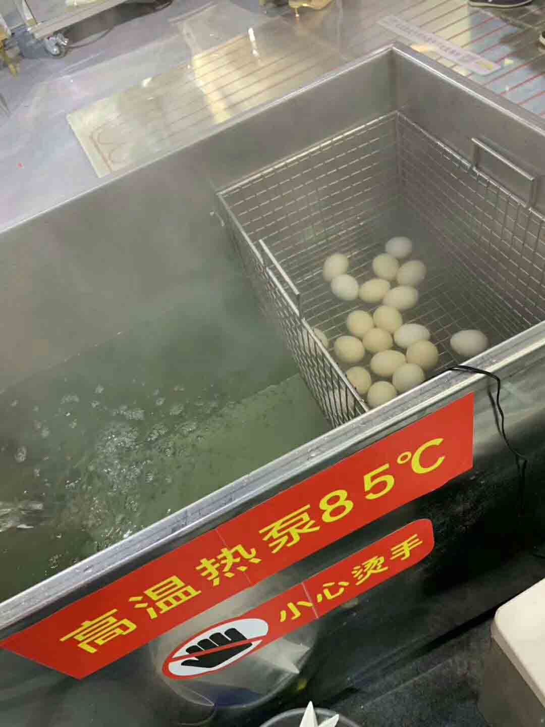 眾人觀看正旭高溫?zé)岜弥箅u蛋 眾人觀看正旭高溫?zé)岜弥箅u蛋